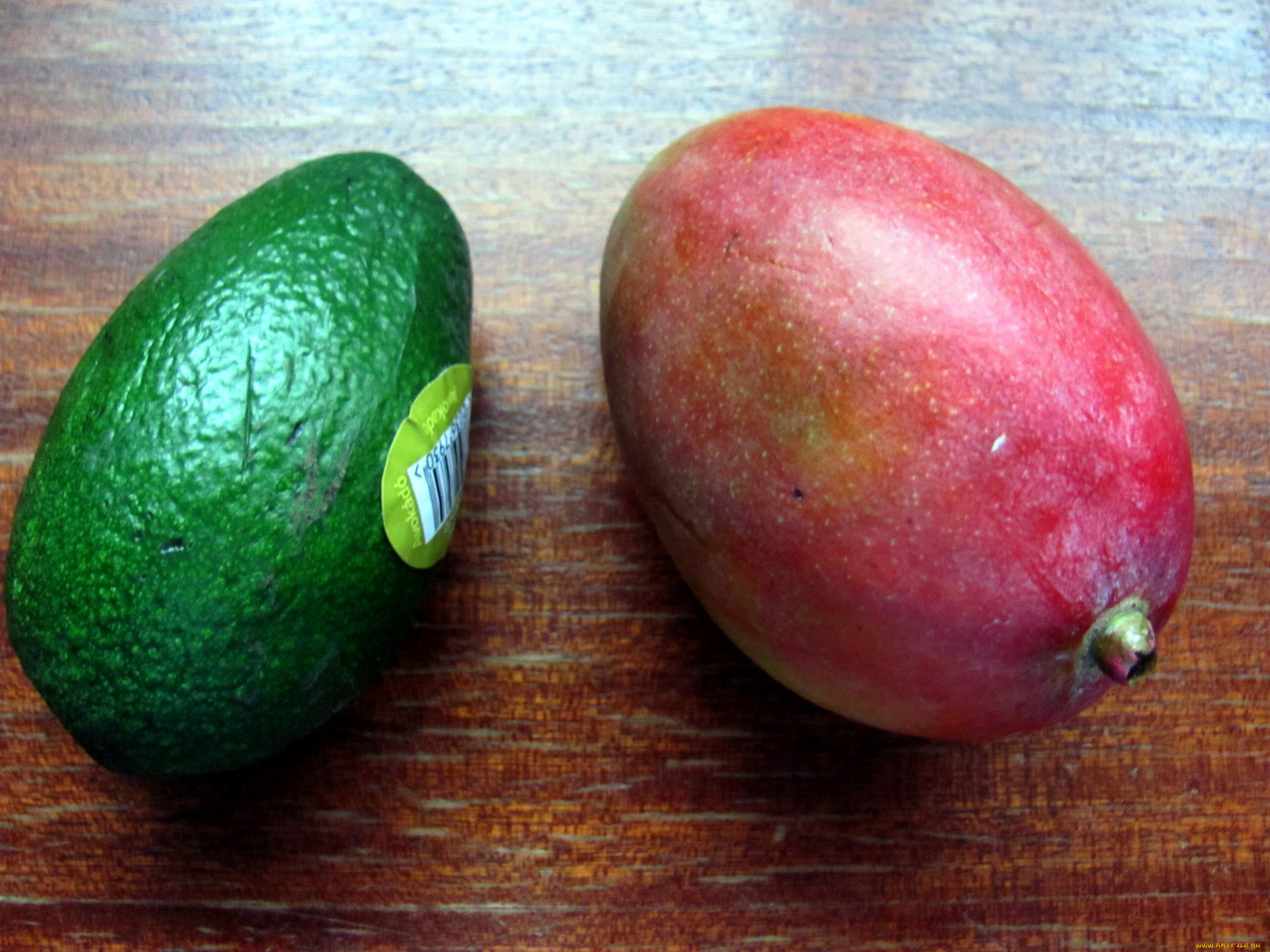 Красный фрукт с косточкой. Манго и авокадо. Манго зеленый фрукт. Экзотические фрукты манго авокадо. Манго красно зеленое.